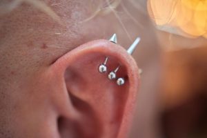 Pearcing en la oreja.