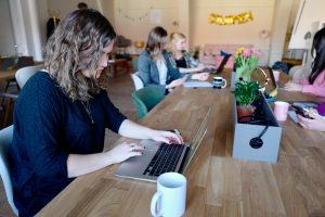 El trabajo post-COVID: flexibilidad y redefinición de la oficina