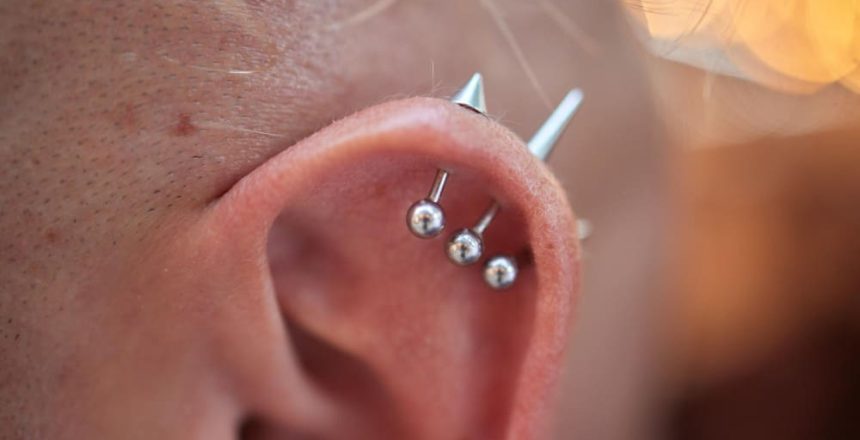 Pearcing en la oreja.